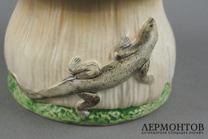 Шкатулка в виде грибка с гномом и ящерицей. Россия, фабрика Кузнецова, нач. 20 в. 