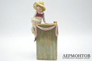 Ваза с сидящим ребенком. Фарфор, роспись. Австрия, Amphora, 1890-1910е гг. 