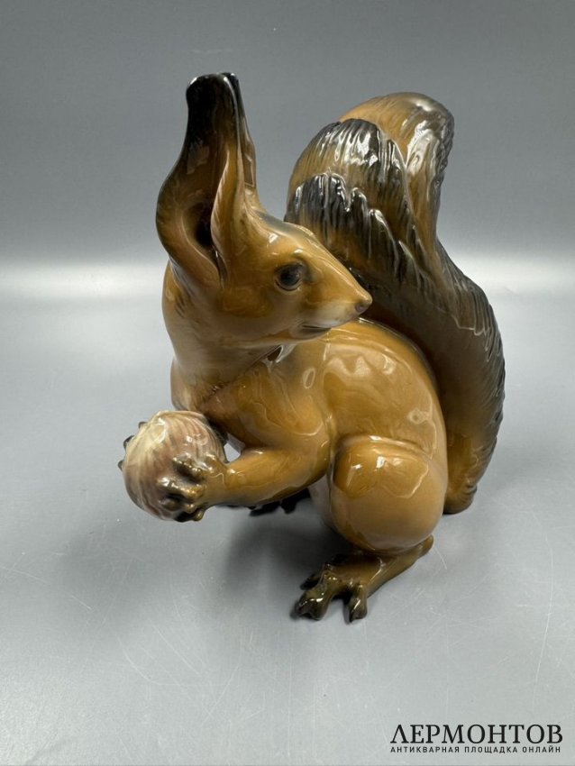 Статуэтка «Белка с лесным орехом». Фарфор, роспись, Rosenthal, автор модели Th. Kärner, Германия, середина 20 века