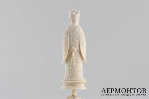 Статуэтка. Сановник на шаре мироздания. Слоновая кость. Китай. XIX-XX вв.