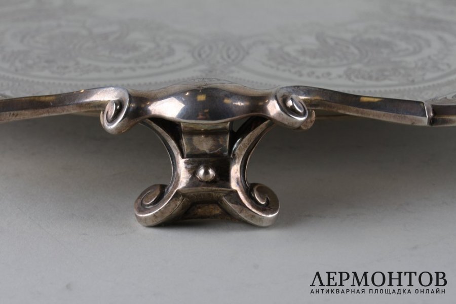 Поднос круглый на ножках. Серебро 925 пробы.  Англия, 1880 год.
