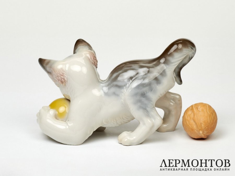 Статуэтка «Котёнок с мячом». Фарфор, Eschenbach, Германия, 1947–1953 годы