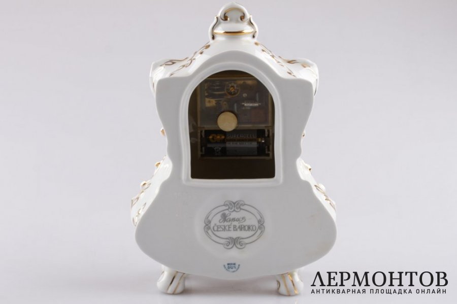 Часы настольные белые. Фарфор, роспись. Royal Dux, XX век.