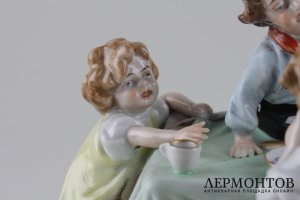 Статуэтка. В гостях у бабушки. Фарфор. SCHEIBE - ALSBACH, Германия. XX век.