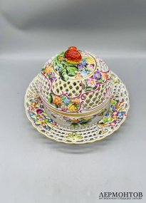 Шкатулка с прорезным цветочным декором на тарелке с бабочками. Фарфор, роспись, Herend, Венгрия, начало 20 века