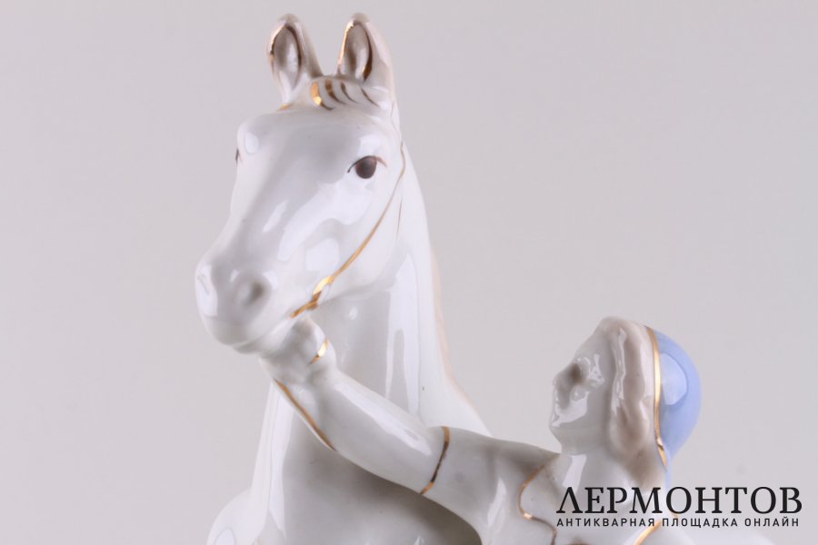 Статуэтка Колхозница с конем. СССР, Гжель, автор Бессарабова, 1950-1960-е гг. Фарфор.