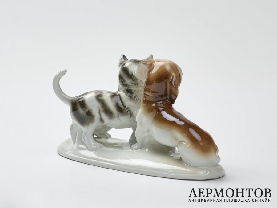 Статуэтка «Такса, кошка и котёнок». Фарфор, Lippelsdorf, Германия, 1951–1974 годы