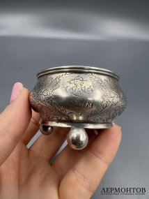Солонка на ножках-шариках. Серебро 84 пробы, Россия, 1887 год