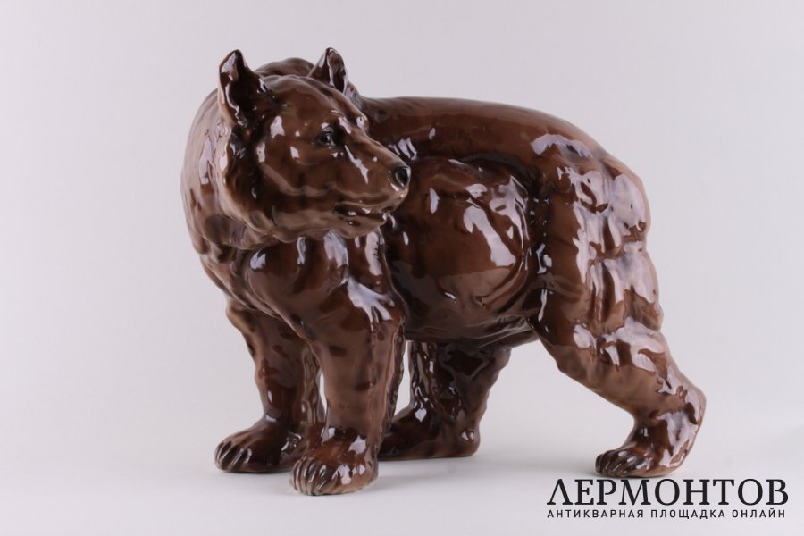 Статуэтка Бурый медведь. Чехия, мануфактура Royal Dux, 1950-1960-е гг. Фарфор.