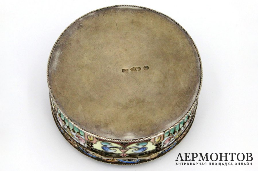 Шкатулка. Эмаль, серебро 84 пробы. Россия, Москва, 1908-1917.