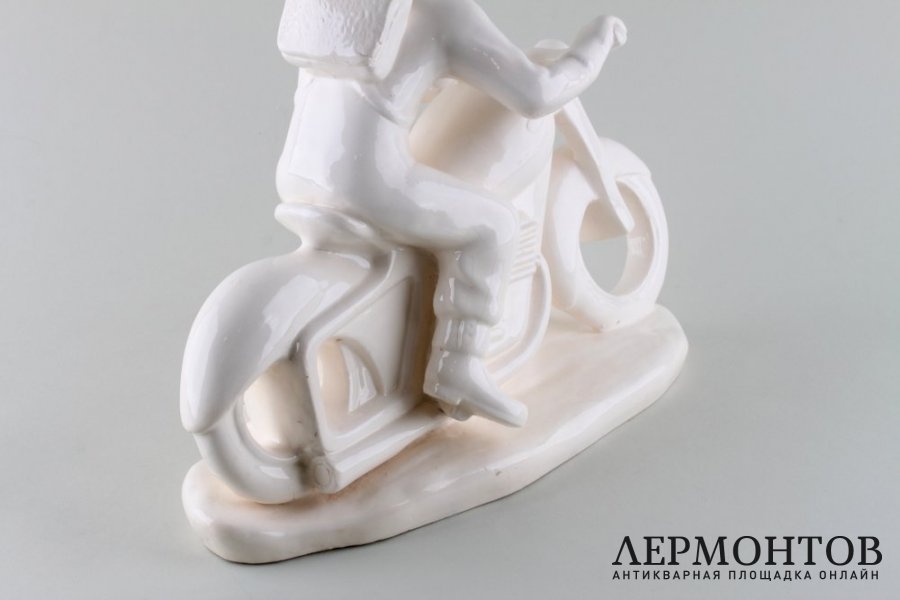 Статуэтка Мотоциклист. Фаянс.  Фабрика Bechyne, Чехословакия, 1950-е годы.