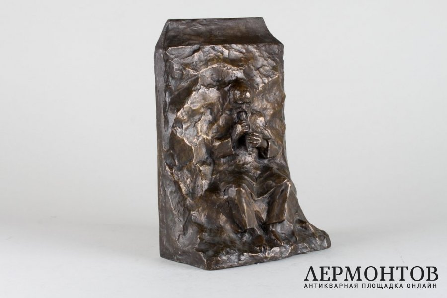 Барельеф Старик, играющий на свирели. Бронза. Россия, начало 20 века.