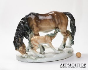 Статуэтка «Кобыла с жеребёнком». Фарфор, Royal Dux, Чехословакия