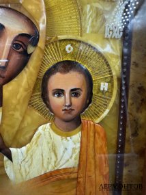 Икона «Богоматерь Казанская» в янтарном окладе. Янтарь, Калининград, Россия