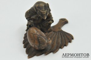 Окимоно, изображающее Гаруду или Каруру с вылупившимся птенцом. Япония, 1890-1900е гг