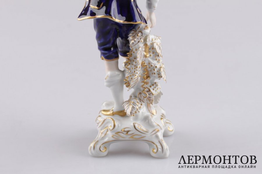 Статуэтка. Сборщик винограда. Фарфор, роспись. Royal Dux Bohemia, XX век.
