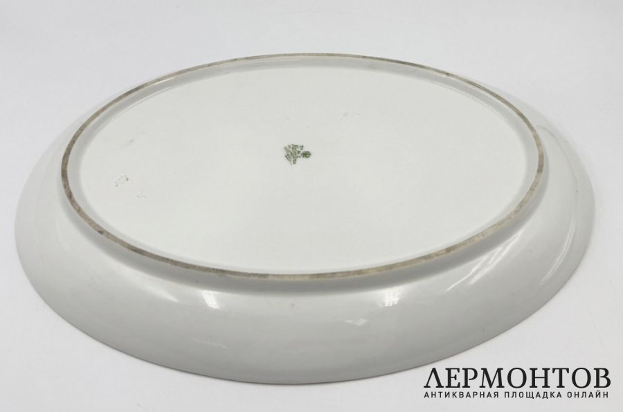 Блюдо Кувшинки. Россия, Кузнецов, 1900-е гг. Фарфор, деколь с подрисовкой.