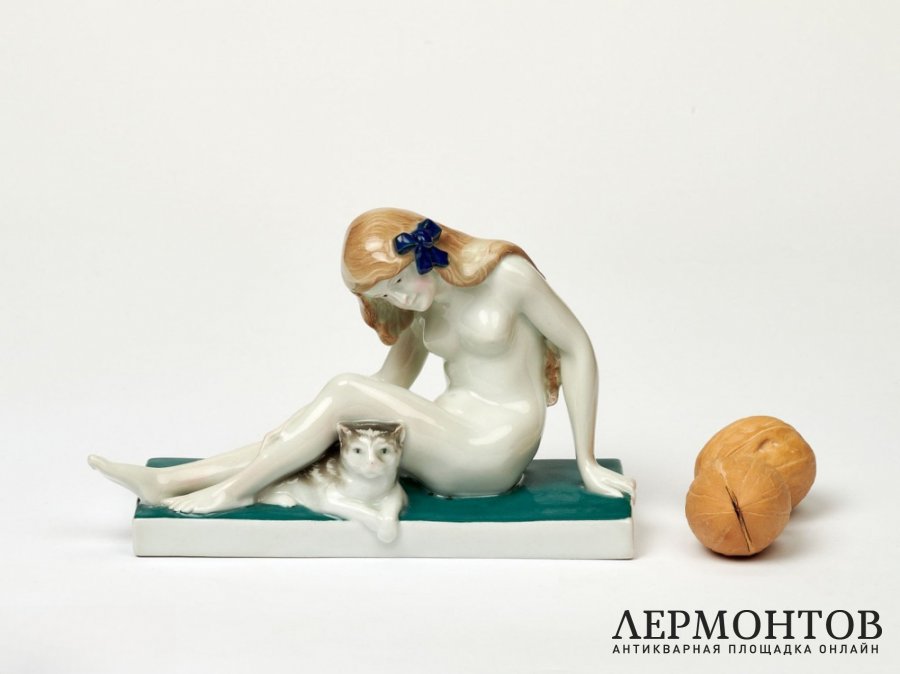 Статуэтка «Обнажённая девушка с кошкой». Фарфор, Karl Ens, Германия, 1919–1940 годы