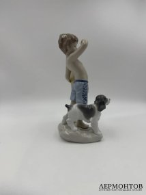 Статуэтка «Маленький серфингист». Фарфор, Lladro, скульптор José Santaeulalia, Испания, 2005–2023 годы