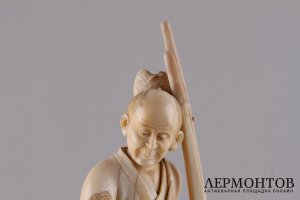 Окимоно Охотник и кошки. Кость. Япония, XIX век.