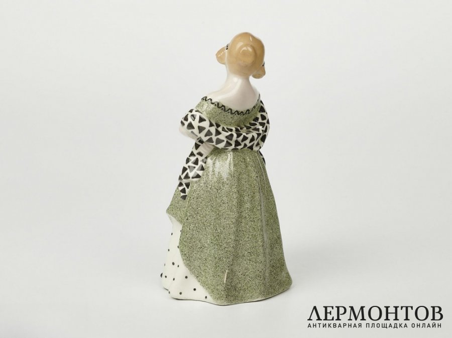 Статуэтка «Девушка бидермейер, смотрит направо». Goldscheider, Австрия, 1904–1905 годы