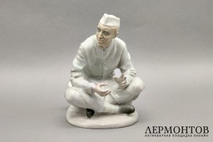 Статуэтка Джавахарлал Неру. Н. Малышева. Фарфор, роспись. СССР, Дулево, 1950е гг.