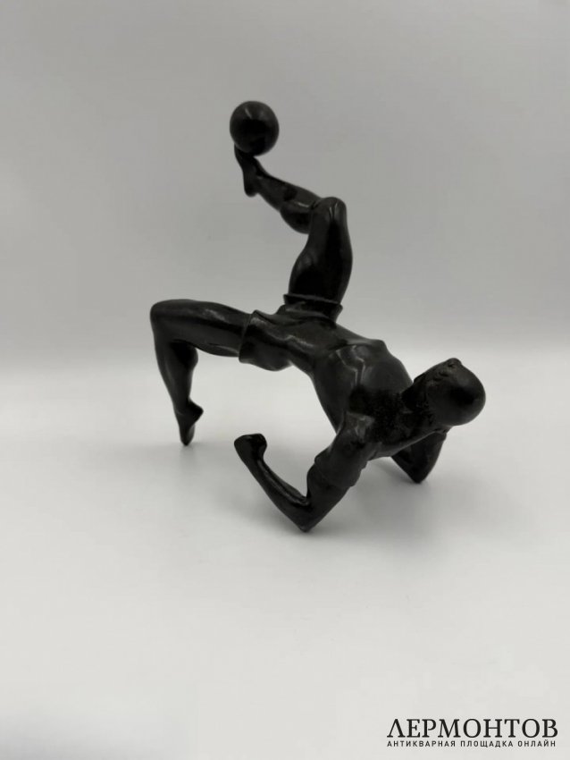 Скульптура «Футболист», 17 см. Бронза, скульптор Я. Я. Нейман, Россия