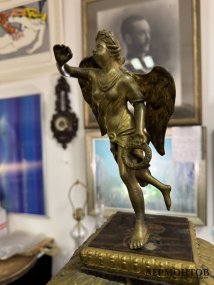 Каминные часы в стиле буль с трубящим амуром. Бронза, черепаховый панцирь, Japy Frères, Франция, 1880–1890 годы