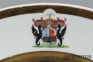 Тарелка обеденная из дворянского столового сервиза. Россия, СПб, ИФЗ, Н I, 1 пол. 19 