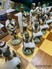 Шахматы «Богатыри и крестоносцы». Фарфор, дерево, Кисловодский фарфоровый завод