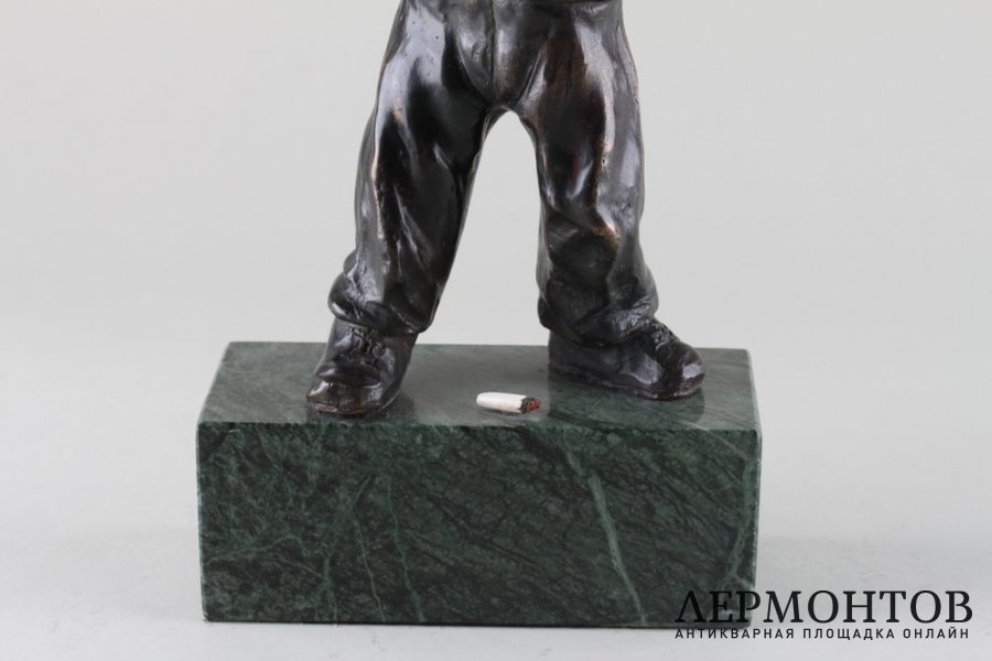 Скульптура Продавец газет. Западная Европа, 1920-1930-е гг. Бронза, кость.