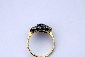 Золотое кольцо с сапфирами и бриллиантами, 750 проба