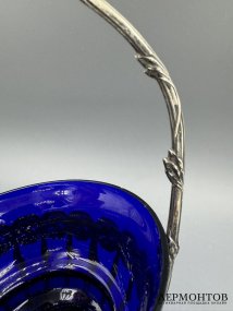 Ваза-корзинка с виноградной лозой и кобальтовой вставкой. Серебро 800 пробы, стекло, Западная Европа, 1-я половина 20 века