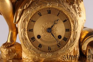 Часы каминные в стиле ампир. Бронза, литье, золочение. Франция, начало 19 в.
