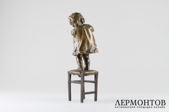 Скульптура. Девочка на стуле. Juan Clara. Бронза, золочение. Франция, нач. XX в.