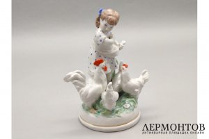 Статуэтка Девочка кормит кур. Первые выпуски. Н. Малышева. Фарфор. Дулево, 1950-52