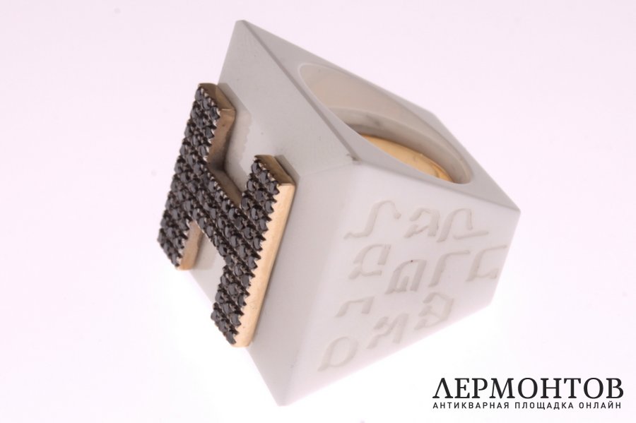 Кольцо белое. Керамика, черные бриллианты 0,54 ct.  