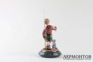 Скульптура Мальчик-рыбак играет с котенком. Камнерезная работа. Екатеринбург.