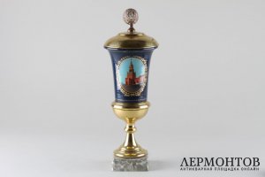 Кубок с изображением Спасской башни Кремля. СССР, 1960-е гг. Сталь, латунь, эмаль.