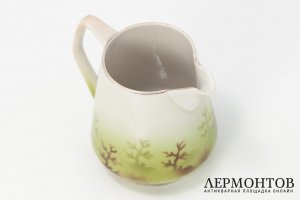 Молочник с галантной сценой. СССР, Дмитровская госфабрика в Вербилках, 1919-1920 г.
