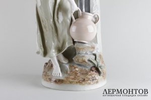 Скульптура Девушка с кувшином.Чехия, мануфактура Royal Dux, 2 пол. 20 в. Фарфор