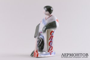 Статуэтка Юный хоккеист.  СССР, Полонский завод, 1970-е гг. Автор Мусиенко. Фарфор.