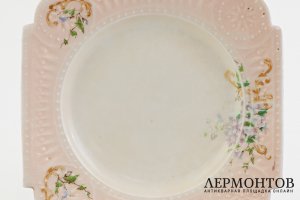 Тарелка с рельефным декором и розовым крытьем. Россия, фабрика Гарднера, 19 в. Фарфор