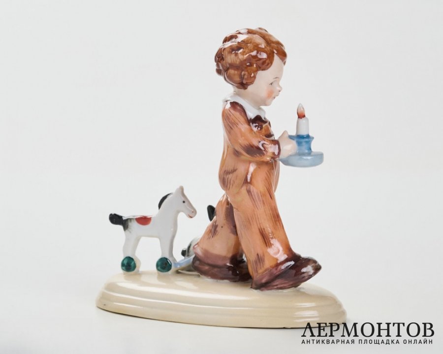 Статуэтка «Мальчик со свечой и игрушками». Фарфор, Fasold & Stauch, Германия, 1950–1960-е годы