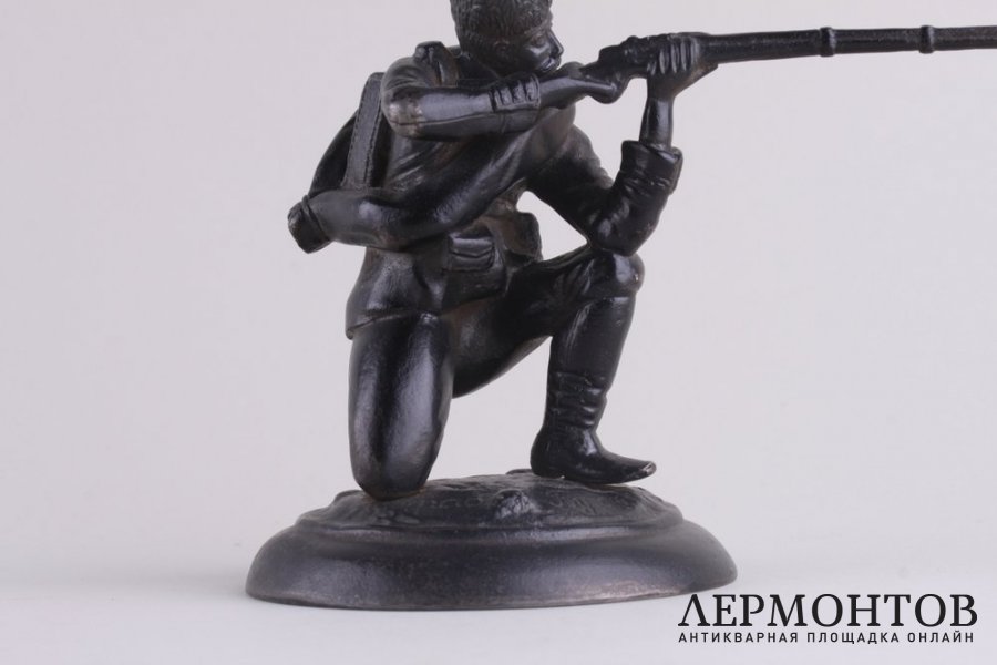 Скульптура. Стрелок с колена. Чугун. Касли. Российская империя. 1900 г.