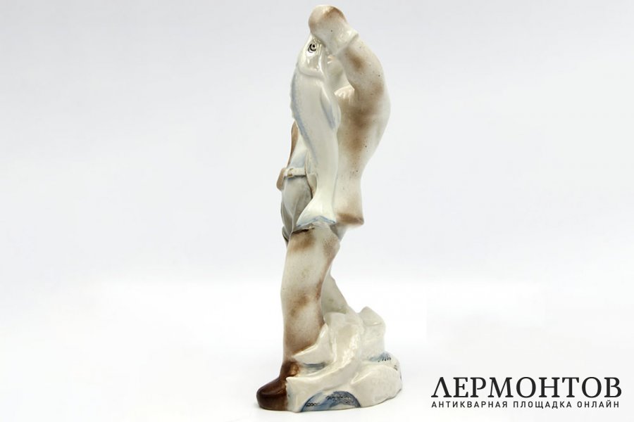 Статуэтка Рыбак. СССР, Песочное, В. Шестопалов, 1960-70е гг. Фарфор, роспись.