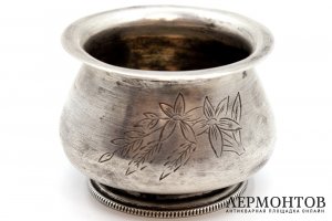 Солонка в форме чугунка с цветочным декором. УССР, г. Киев, 1956-1958 гг. Серебро.