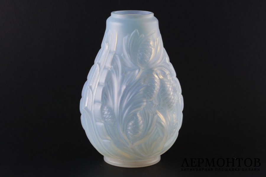 Ваза art deco с декором в виде сосновых веток. Опаловое стекло. Франция, 1920-30-е гг