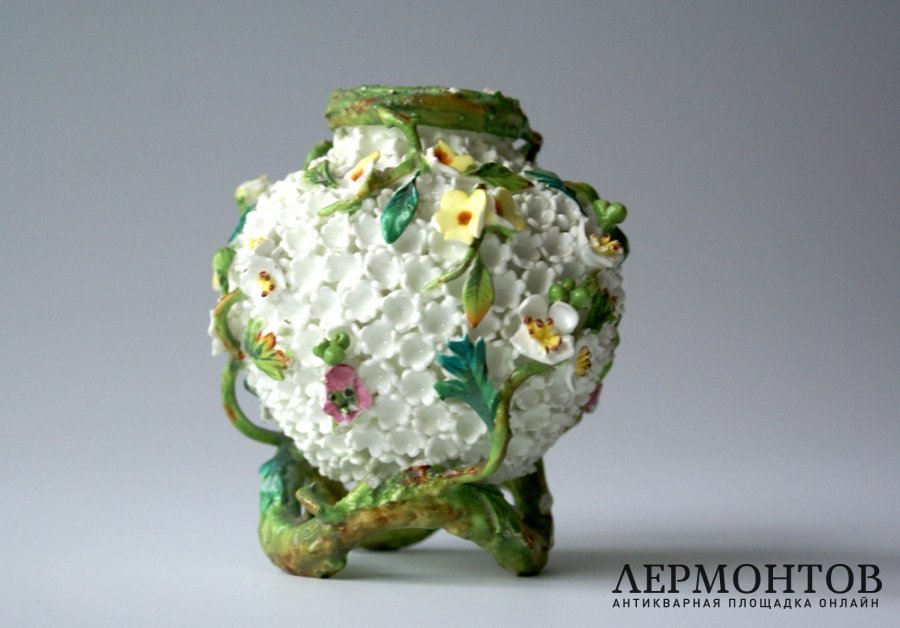 Ваза с лепными цветами и листьями в технике Schneeballen бульденеж