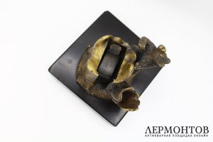 Спичечница из письменного набора Медведь. Россия, 19 век. Бронза, сланец.